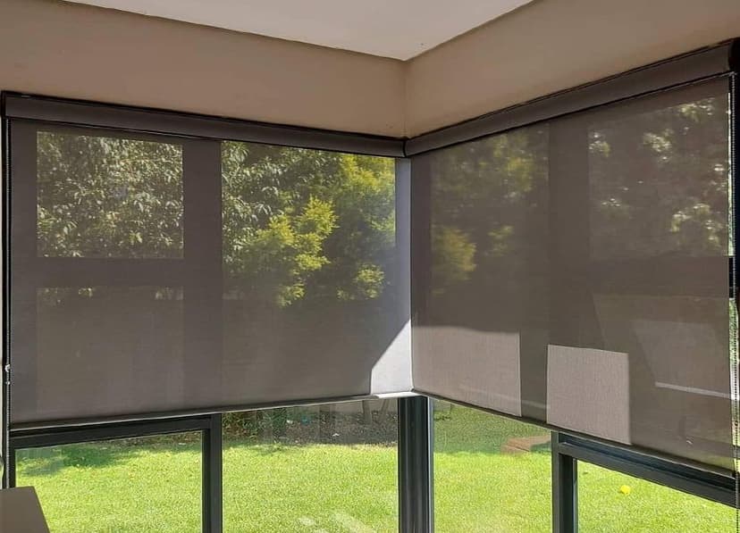 RIL_5_303_Grey_sunscreen_roller_blinds_5278571a84